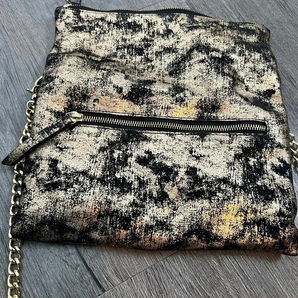 Kelly Wynne Black & Gold Fold-Over Bag - Picture 11 of 15